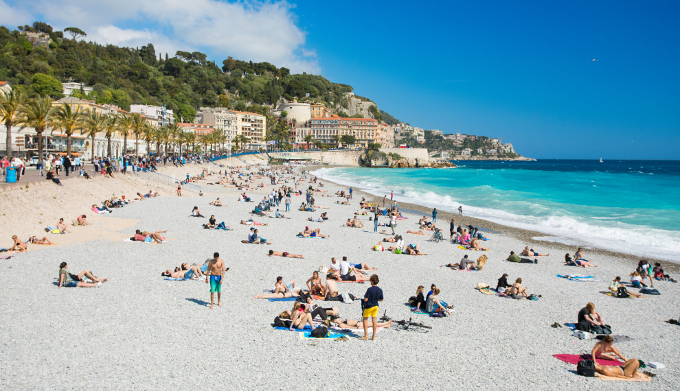 ชายฝั่งของ Riviera เป็น โขดหิน เวิ้งอ่าว มีหาด แทรกอยู่บ้าง เหมาะกับการ เล่นน้ำ เปลือยกายอาบแดด